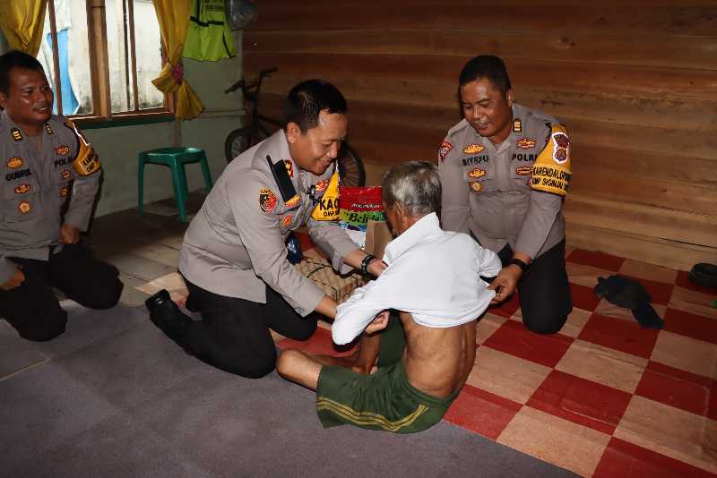 Kapolres Tanjab Barat AKBP Agung Basuki bersama PJU saat memberikan bantuan sosial (Dok Humas)