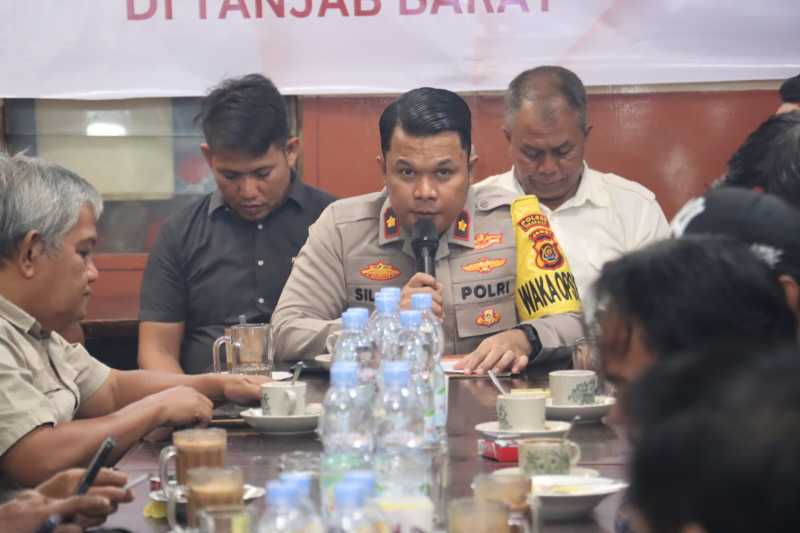 Wakapolres Tanjab Barat Kompol Johan Christy Silaen, S. I. K., M. H saat kegiatan Sarasehan (Humas)