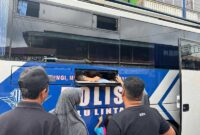 Masyarakat sedang antri untuk pelayanan perpanjangan SIM A dan SIM C (Humas)