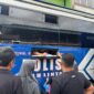 Masyarakat sedang antri untuk pelayanan perpanjangan SIM A dan SIM C (Humas)