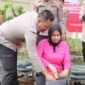 AKBP Agung Basuki bersama Ketua Bhayangkari Cabang Tanjab Barat Tanam Bibit Sayur (Humas)