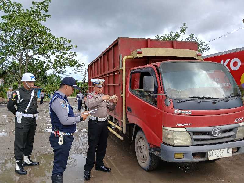 Didampingi Personil Subdenpom II/2-2 Tanjab, Petugas dari Dishub dan Satlantas Polres Tanjab Barat melakukan pemeriksaan SIM, STNK dan Surat-Surat Kendaraan (Dok LT)