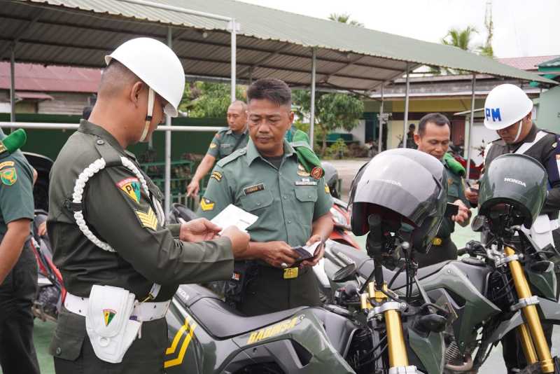 Personil Subdenpom II/2-2 Tanjab melakukan pemeriksaan kelengkapan 