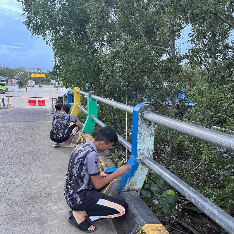 Pengecatan Pagar Jembatan Masuk Pelabuhan Roro (Ist)