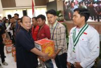 Dirintelkam Polda Jambi Kombes Pol Hendri Hotuguan Siregar ke Mahasiswa untuk Didistribusikan (Ist)