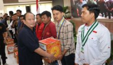 Dirintelkam Polda Jambi Kombes Pol Hendri Hotuguan Siregar ke Mahasiswa untuk Didistribusikan (Ist)