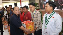 Dirintelkam Polda Jambi Kombes Pol Hendri Hotuguan Siregar ke Mahasiswa untuk Didistribusikan (Ist)