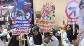 Anak-Anak dari Masjid Nur Annisa Gotong Papan Himbauan Kamtibmas (Humas)
