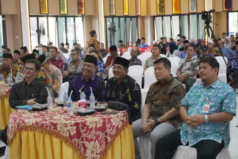 Bupati Drs H Anwar Sadat, M. Ag didampingi Wakil Bupati Dr H Katamso, SA, SE, ME dan Pimpinan Perusahaan saat peresmian (Prokopim)