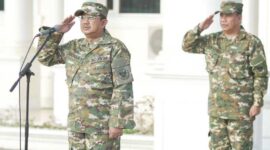 Bupati Tajab Barat Drs H Anwar Sadat, M. Ag didampingi Wakil Bupati Dr H Katamso, SA, SE, ME pimpin Apel Perdana Pasca Dilantik (Humas)