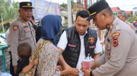 Kasatreskrim AKP Frans Septiawan Sipayung bersama Kabag Ops AKP Julius Sitepu bagikan Takjil ke Warga yang Membutuhkan (Humas)