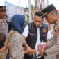 Kasatreskrim AKP Frans Septiawan Sipayung bersama Kabag Ops AKP Julius Sitepu bagikan Takjil ke Warga yang Membutuhkan (Humas)