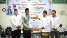 Wakil Bupati  Tanjab Barat Katamso  Bersama Ketua Baznas Ahmad Hadziq menyerahkan Bantuan ke Pengurus Masjid (Humas)