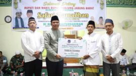 Wakil Bupati  Tanjab Barat Katamso  Bersama Ketua Baznas Ahmad Hadziq menyerahkan Bantuan ke Pengurus Masjid (Humas)