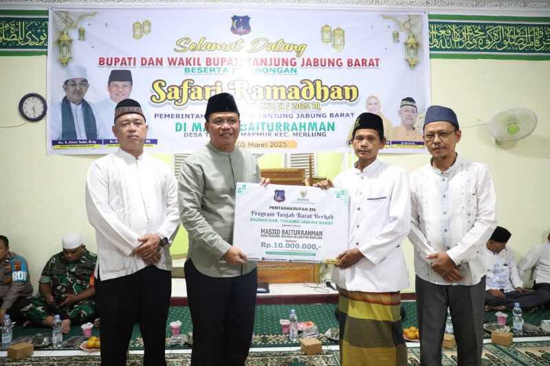 Wakil Bupati  Tanjab Barat Katamso  Bersama Ketua Baznas Ahmad Hadziq menyerahkan Bantuan ke Pengurus Masjid (Humas)