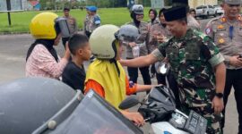 Dandim 0419/Tanjab Letkol Arm Dwi Sutaryo Bagikan Takjil kepada masyarakat (pentjb)