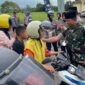 Dandim 0419/Tanjab Letkol Arm Dwi Sutaryo Bagikan Takjil kepada masyarakat (pentjb)