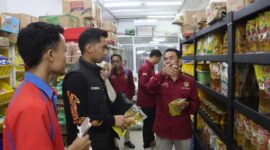 IPDA Daniel Edward Hernando Situmorang, S.Tr.K dan Tim saat melakukan pengawasan peredaran Minyak Goreng bersubsidi (Humas)
