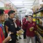 IPDA Daniel Edward Hernando Situmorang, S.Tr.K dan Tim saat melakukan pengawasan peredaran Minyak Goreng bersubsidi (Humas)