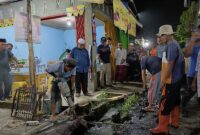 Bupati Tanjab Barat Drs H Anwar Sadat, M. Ag bersama OPD terkait melakukan normalisasi drainase (LT)