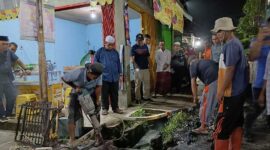 Bupati Tanjab Barat Drs H Anwar Sadat, M. Ag bersama OPD terkait melakukan normalisasi drainase (LT)