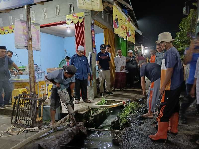 Bupati Tanjab Barat Drs H Anwar Sadat, M. Ag bersama OPD terkait melakukan normalisasi drainase (LT)