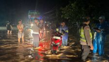 Anggota Polsek Tungkal Ulu dan BKO Satlantas Polres Tanjab Barat Saat Mengatur Lalu Lintas di Jalan Terendam Banjir (Polsek Tungkal Ulu)