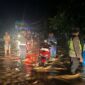 Anggota Polsek Tungkal Ulu dan BKO Satlantas Polres Tanjab Barat Saat Mengatur Lalu Lintas di Jalan Terendam Banjir (Polsek Tungkal Ulu)