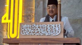 Bupati Tanjab Barat Drs H Anwar Sadat, M. Ag perdana Khotib di Masjid Al Anwar (Ist)