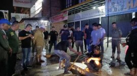 Bupati Tanjab Barat H Anwar Sadat memantau langsung proses pembersihan drainase (LT)