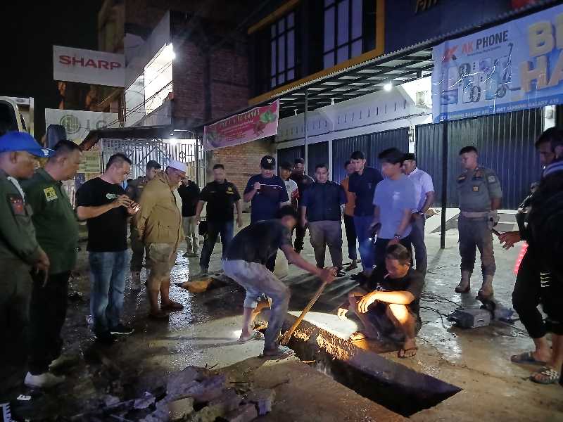 Bupati Tanjab Barat H Anwar Sadat memantau langsung proses pembersihan drainase (LT)