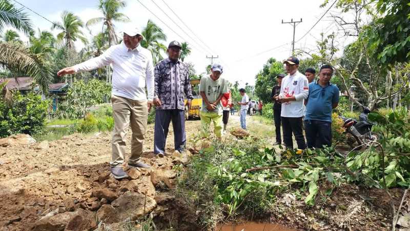 Bupati Tanjab Barat H Anwar Sadat tinjau peningkatan Jalan Parit Pudin (Pro)