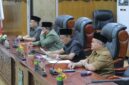 Wakil Ketua I DPRD Tanjab Barat H Muh Sjafril Simamora, S. H pimpin rapat paripurna pertama (Humas)