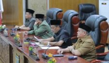 Wakil Ketua I DPRD Tanjab Barat H Muh Sjafril Simamora, S. H pimpin rapat paripurna pertama (Humas)