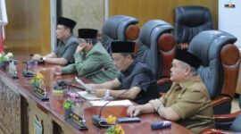 Wakil Ketua I DPRD Tanjab Barat H Muh Sjafril Simamora, S. H pimpin rapat paripurna pertama (Humas)
