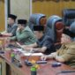 Wakil Ketua I DPRD Tanjab Barat H Muh Sjafril Simamora, S. H pimpin rapat paripurna pertama (Humas)