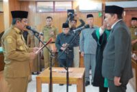 Drs H Anwar Sadat, M. Ag ambil sumpah jabatan Eko Suwello, S. T sebagai Komisati PT Jabung Barat Sakti Perseroda (Humas)