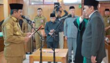 Drs H Anwar Sadat, M. Ag ambil sumpah jabatan Eko Suwello, S. T sebagai Komisati PT Jabung Barat Sakti Perseroda (Humas)