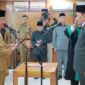 Drs H Anwar Sadat, M. Ag ambil sumpah jabatan Eko Suwello, S. T sebagai Komisati PT Jabung Barat Sakti Perseroda (Humas)