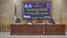 Bupati Drs H Awnar Sadat, M. Ag didampingi Wakil Bupati Dr H Katamso, SA, SE., ME saat memimpin Rapat (Prokopim)