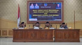 Bupati Drs H Awnar Sadat, M. Ag didampingi Wakil Bupati Dr H Katamso, SA, SE., ME saat memimpin Rapat (Prokopim)