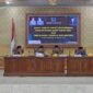 Bupati Drs H Awnar Sadat, M. Ag didampingi Wakil Bupati Dr H Katamso, SA, SE., ME saat memimpin Rapat (Prokopim)