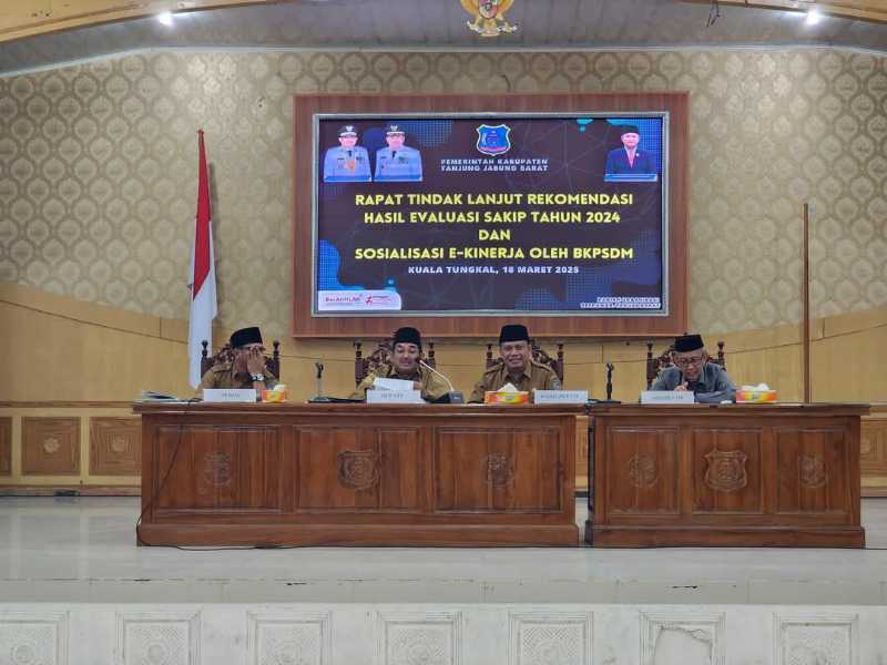 Bupati Drs H Awnar Sadat, M. Ag didampingi Wakil Bupati Dr H Katamso, SA, SE., ME saat memimpin Rapat (Prokopim)