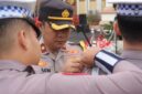 Wakapolres Tanjab Barat Kompol Johan Christy Silaen, S. I. K., M. H memasang tanda pita operasi kepada petugas (Humas)