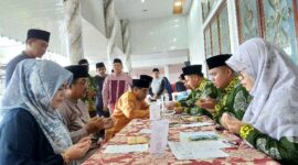 Drs H Anwar Sadat, M. Ag bersama Hj Fadhilah Sadat menunaikan kewajiban zakat harta (LT)