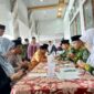 Drs H Anwar Sadat, M. Ag bersama Hj Fadhilah Sadat menunaikan kewajiban zakat harta (LT)