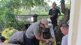 Bupati Tanjab Barat Bersihkan Sampah Penyumbat Saluran Air (Prokopim)