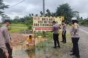 Personil Polres Tanjab Barat saat melakukan pemasangan spanduk Himbauan di Jalan Lintas Kuala Tungkal-Jambi (Humas)