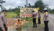 Personil Polres Tanjab Barat saat melakukan pemasangan spanduk Himbauan di Jalan Lintas Kuala Tungkal-Jambi (Humas)