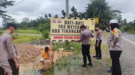 Personil Polres Tanjab Barat saat melakukan pemasangan spanduk Himbauan di Jalan Lintas Kuala Tungkal-Jambi (Humas)